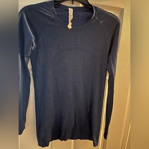 Women’s Lululemon long sleeve shirt. Size 6.